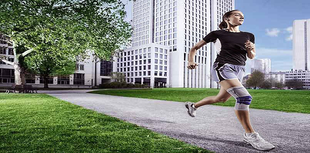 atheltic woman running with her shoulders back